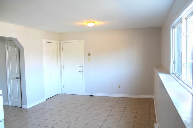 Building Photo - 6 Kingsview Ct
