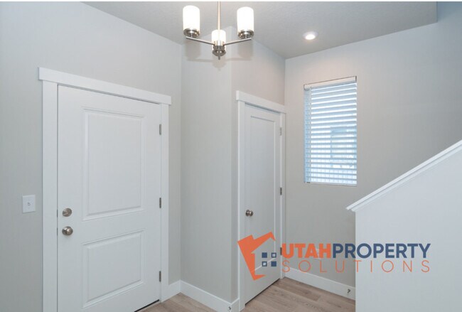 Building Photo - 982 W 380 S