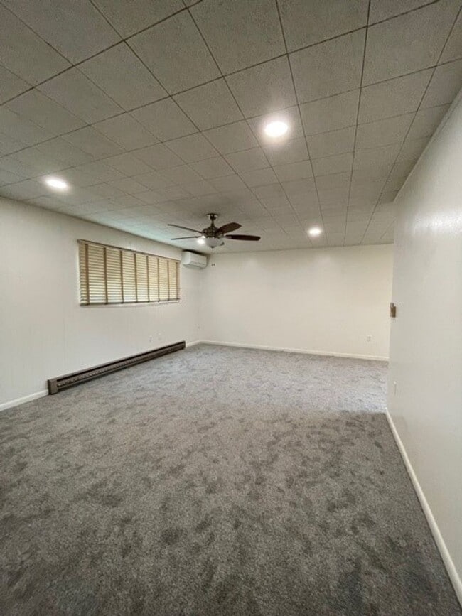 Building Photo - 2 bd., 1 bath with extra bonus finished ba...
