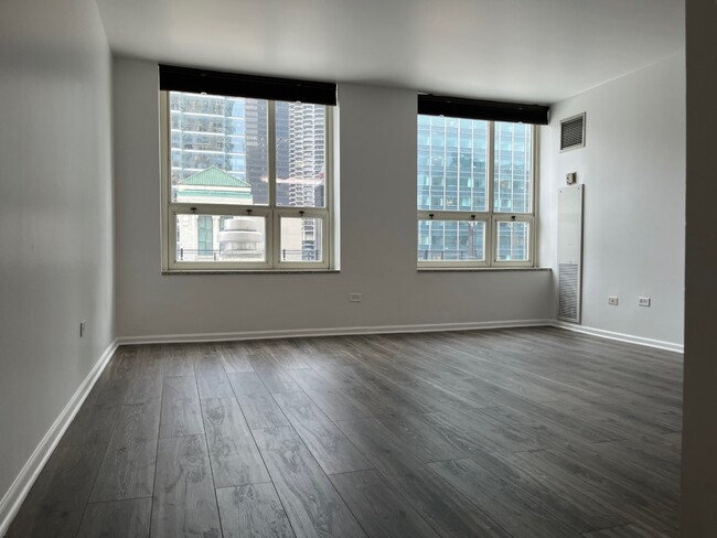Building Photo - 345 N La Salle St