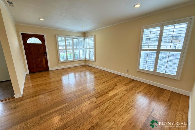 Building Photo - 136 Rosewood Way