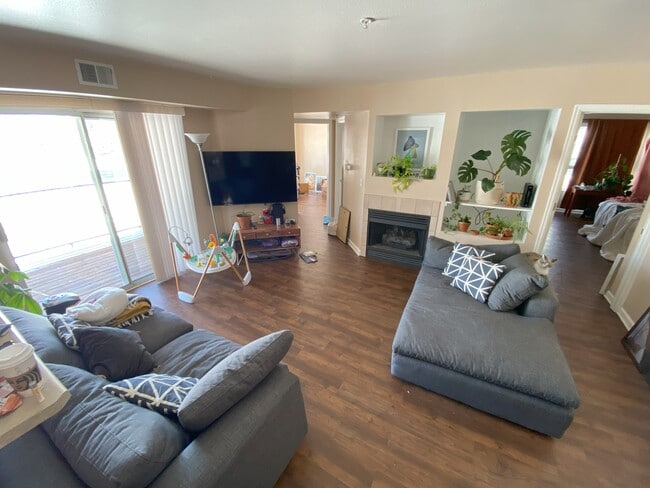 Building Photo - 12304 W Cross Dr