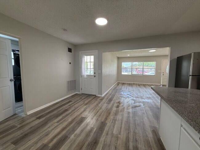 Foto del edificio - 6003 W Harwood Ave
