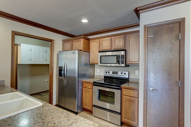 Building Photo - 3 Bedroom, 2.5 Bath Island Place Townhome