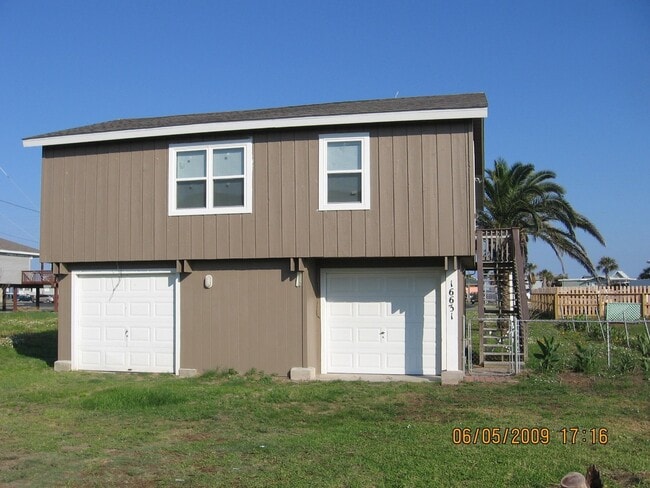 Building Photo - Jamaica Beach Home Walk to the Beach