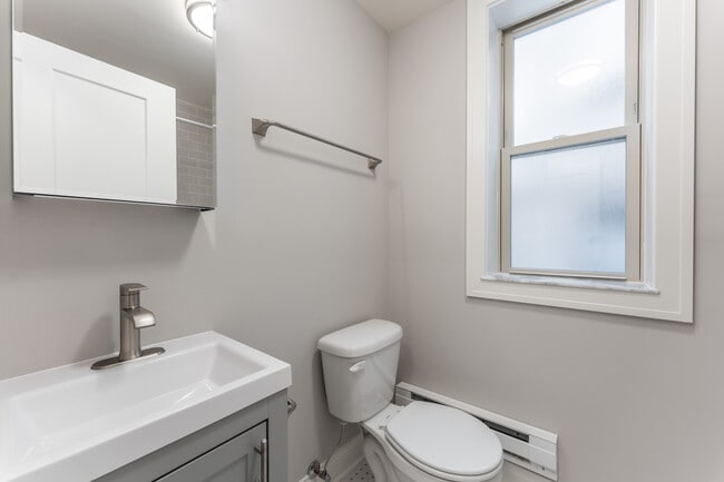 Building Photo - 641 W Wrightwood Ave