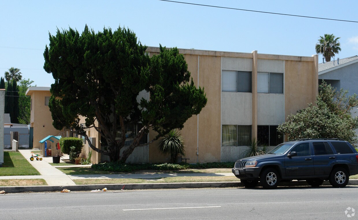 Primary Photo - 16738 Saticoy St