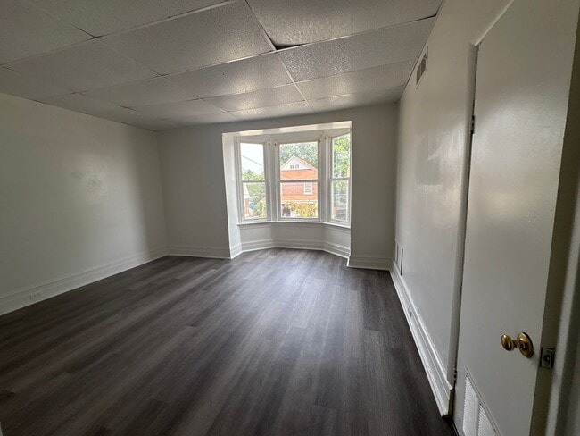 Building Photo - Available Now! 1 Bedroom unit in York