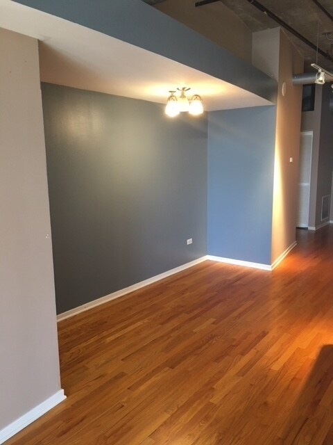 Building Photo - 933 W Van Buren St
