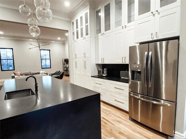 Building Photo - Luxury 3Bed/2.5Bath Townhome in Soulard