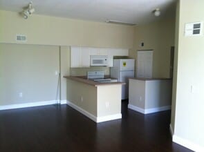 Building Photo - 171 SW Palm Dr