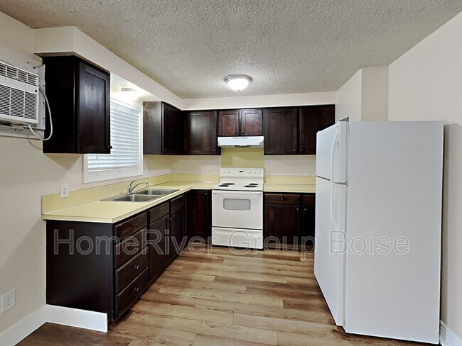 Building Photo - 106 N Homedale Ave