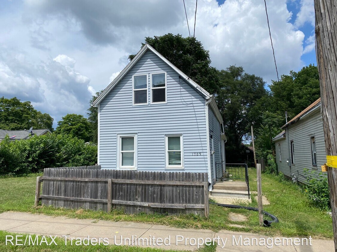 2 br, 2.5 bath House 1909 W Marquette St House Rental in Peoria, IL