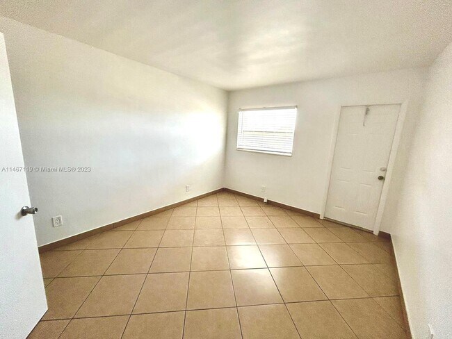 Foto del edificio - 250 NE 40th St