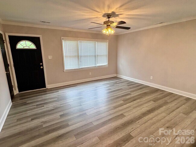 Foto del edificio - 803 Robinson Rd