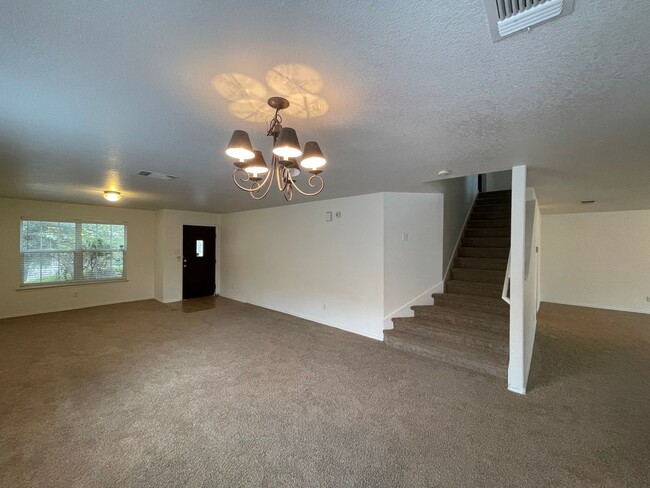Building Photo - LOTS OF SQUARE FOOTAGE IN THIS 4 BEDROOM H...