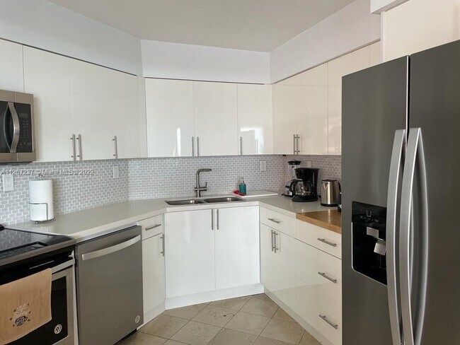 Building Photo - 5161 Collins Ave