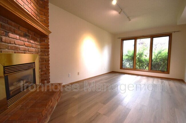 Building Photo - 1712 W Olive St