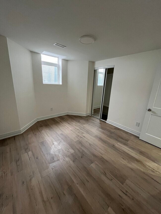 Photo du bâtiment - Brand-New One-Bedroom Legal Apartment for Rent in Woodbridge