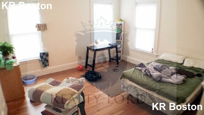 Building Photo - 34 Ashford St