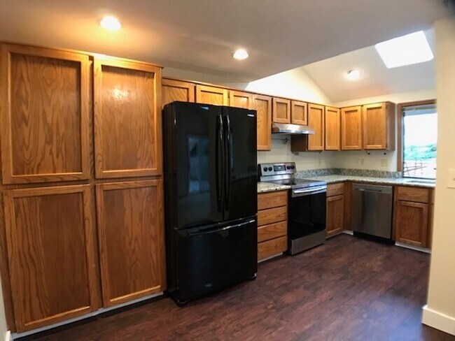 Building Photo - Beaverton Home Down The Street From Nike -...