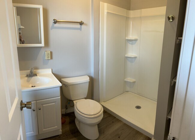 Building Photo - 220 Walnut Place