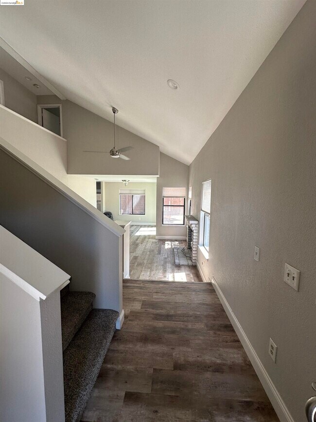 Building Photo - 530 Mockingbird Ln