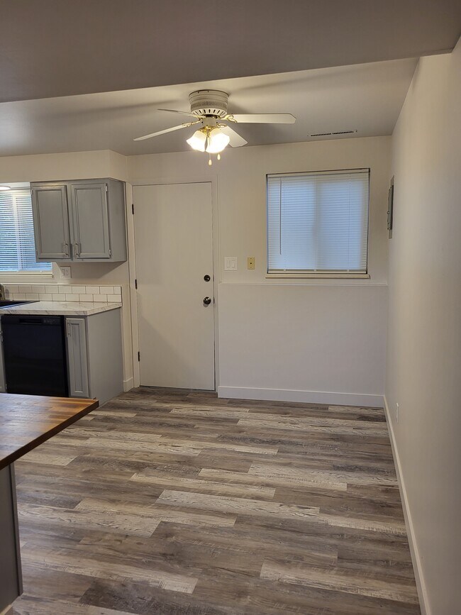 Comer en la cocina - 1405 Tappan Cir