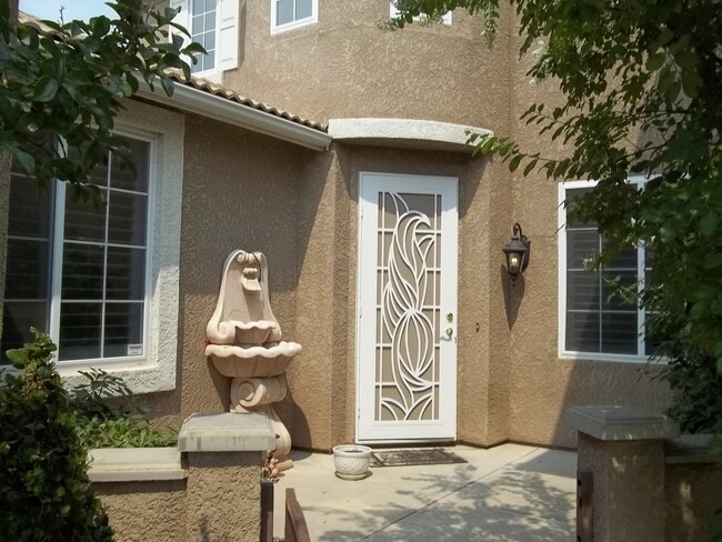 Building Photo - Large and spacious 2-Story home in Clovis ...