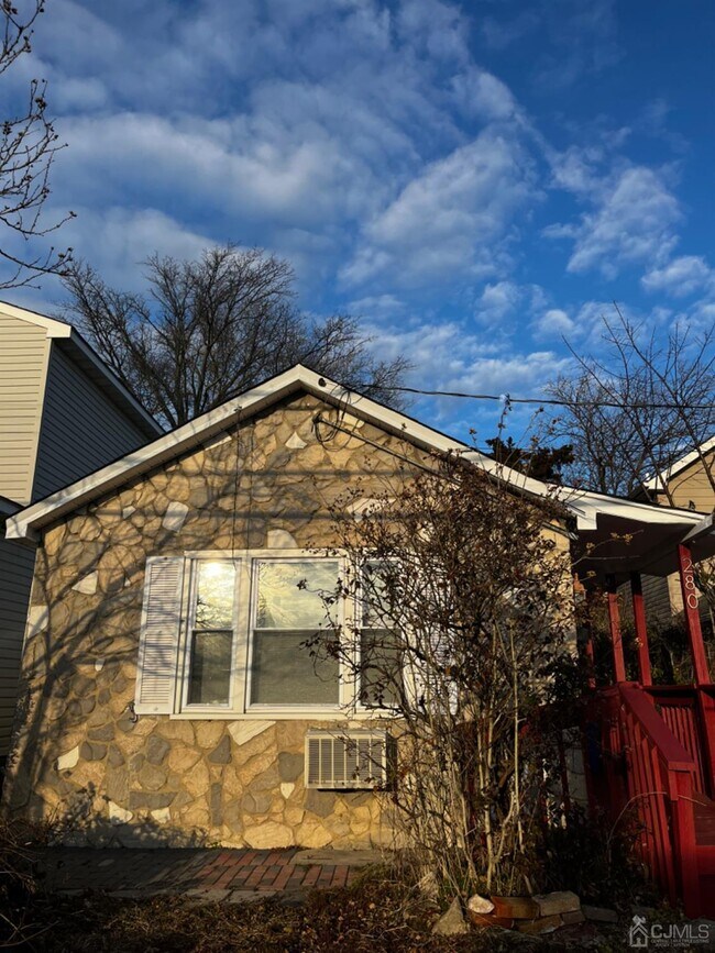 Building Photo - 280 Shoreland Cir