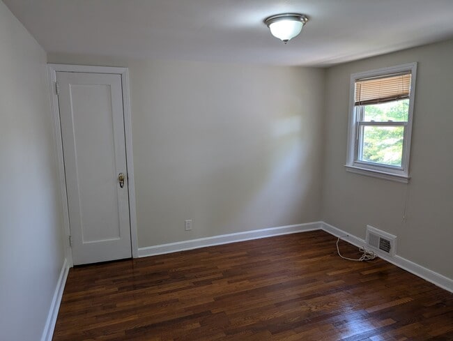 Building Photo - 2563 Hawthorne Ave