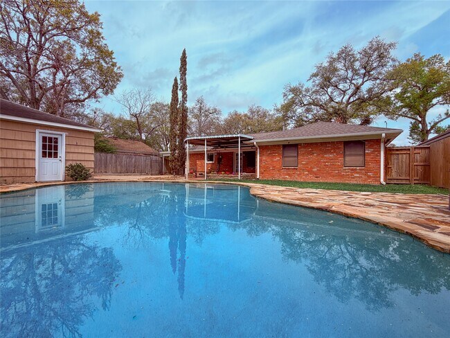 Building Photo - 9917 Cedardale Dr