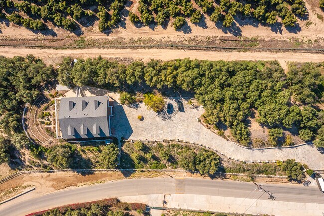 Foto del edificio - 8451 Roseland Ave