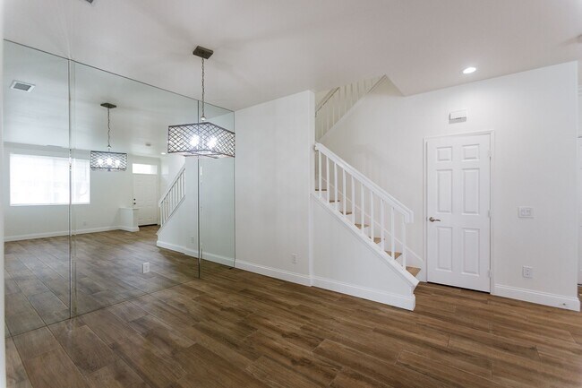 Foto del edificio - Beautiful Home near Schools & Shopping