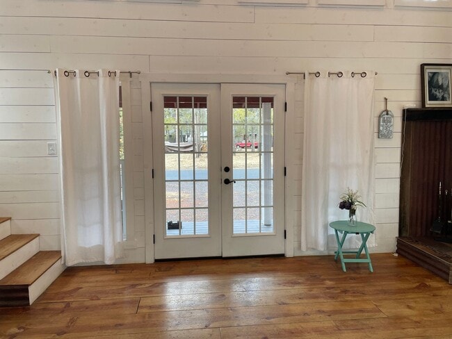 Building Photo - Charming Canal-Front Cottage Near Sunriver | Month-to-Month