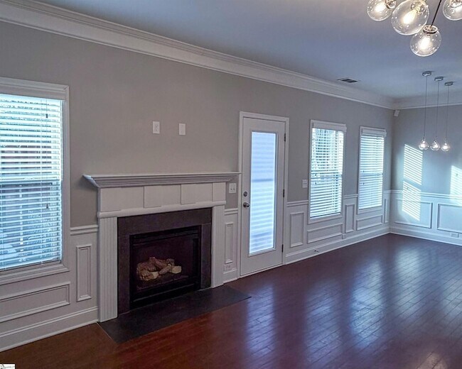 Foto del edificio - 428 Woodbark Ct