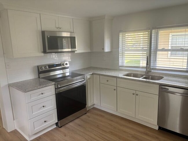 Building Photo - 2 Bedroom 1 Bath
