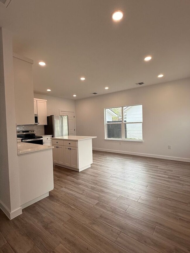 Building Photo - Charming 2 Bedroom / 2 Bath Bungalow