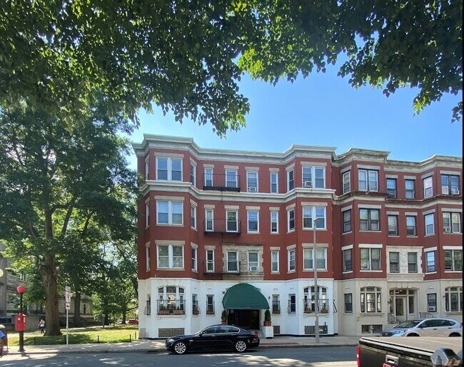 Building Photo - 153 Hemenway St