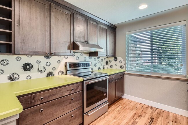 Foto del edificio - 4 Bed, 2 Bath Duplex in East Colfax – Brig...