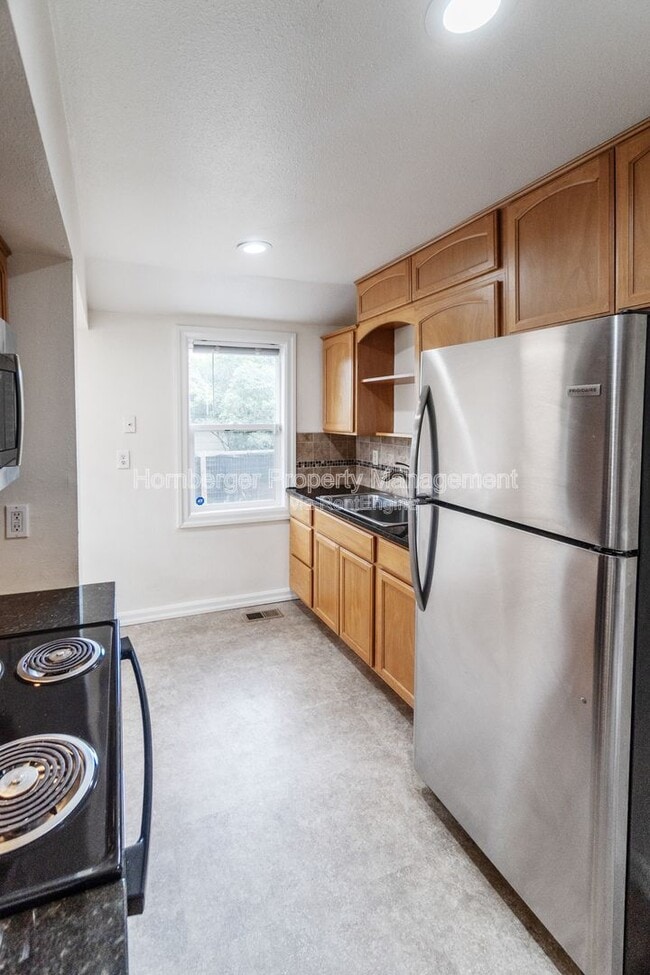 Building Photo - 908 E Longfellow Ave