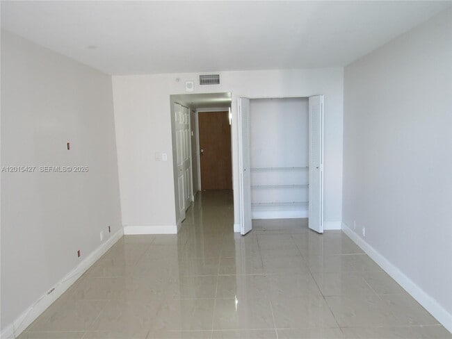 Foto del edificio - 7601 E Treasure Dr