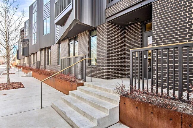 Building Photo - 627 Couch Dr