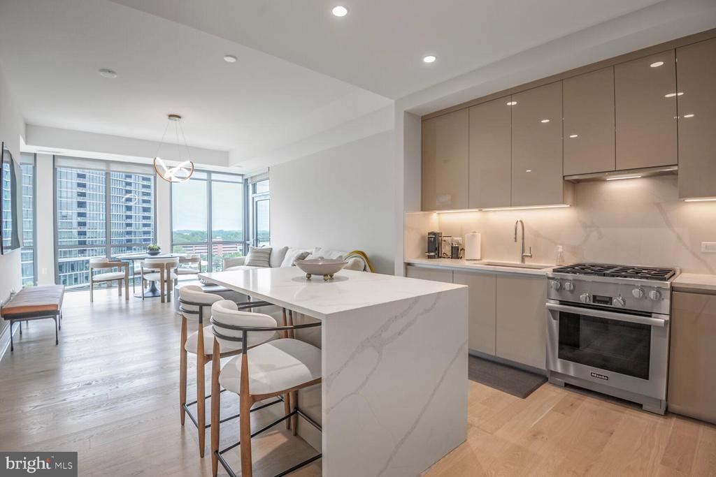 Foto principal - 7887 Jones Branch Dr