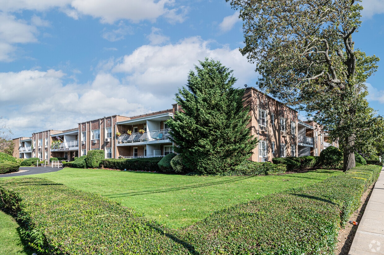 Hampshire House Apartments in Cedarhurst, NY