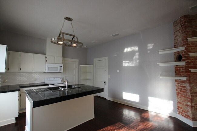 Building Photo - Tour Today! Charming 3 bedroom home in the Heart of Tyler!!