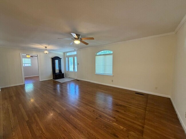 Building Photo - Beautiful 3 Bedroom 2 Bath with fenced in backyard