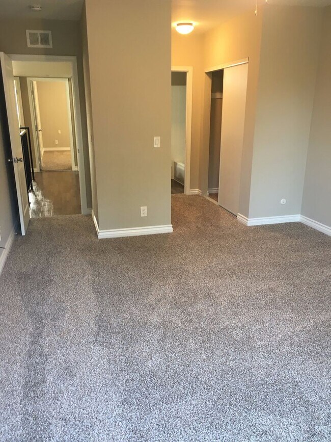 Foto del edificio - 859-861 Mola Vista Way