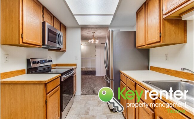 Building Photo - Peaceful Lakewood Condo Backed up to Chamb...