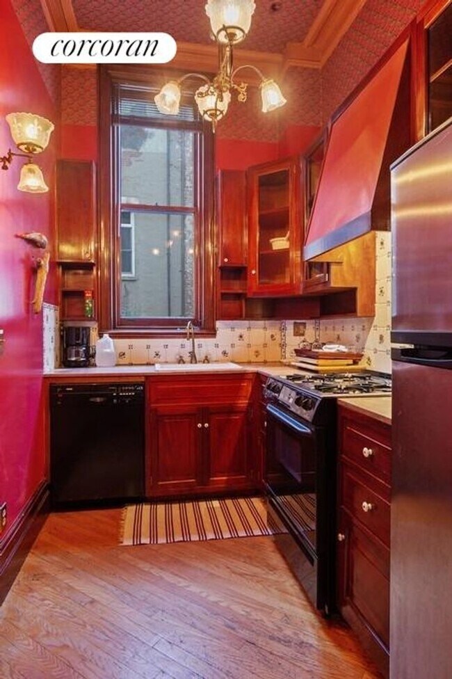 Building Photo - 45 W 73rd St